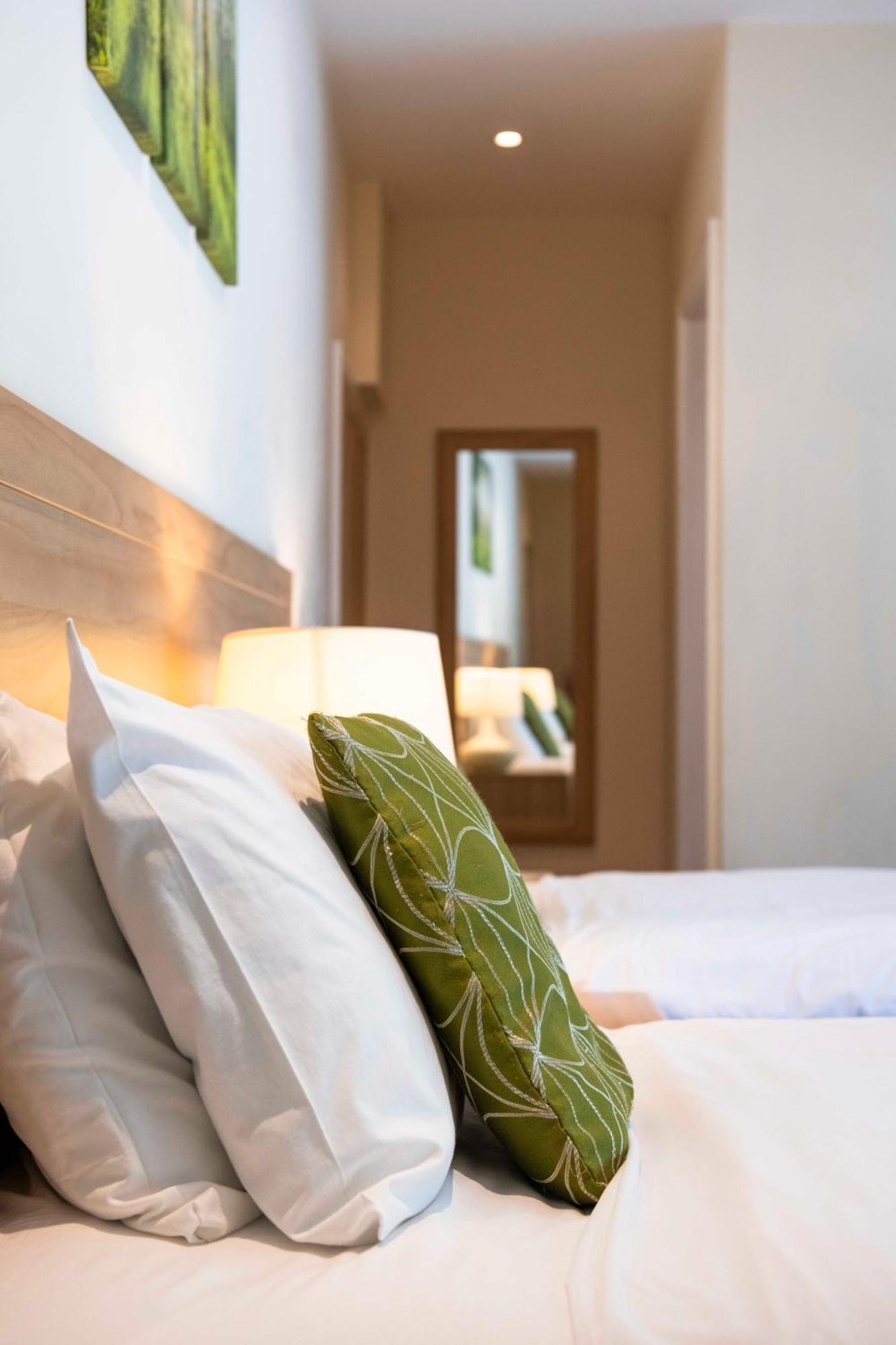 The Limes Country Lodge Hotel & Admiral Restaurant Solihull Buitenkant foto